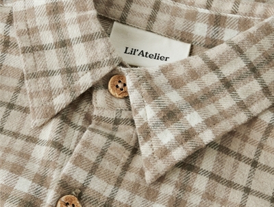 Detalje af Lil\' Atelier skjorte i sepia tint med tern og knapper