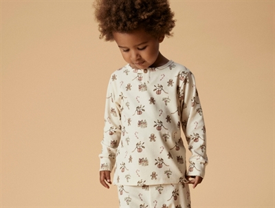 Barn iført Lil\' Atelier pyjamas i turtledove med juleprint
