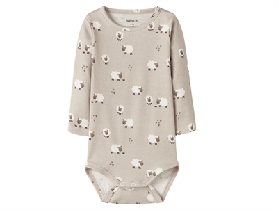 Name It body island fossil med fåreprint