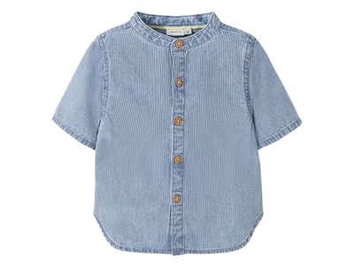 Name It skjorte i lys blå denim med smalle striber set forfra