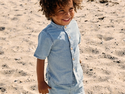 Name It skjorte i lys blå denim med smalle striber på barn