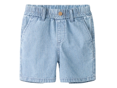 Name It shorts i lys blå denim med striber set forfra