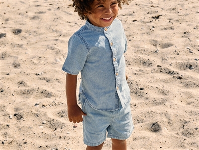 Name It shorts i lys blå denim med striber set på barn