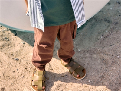 Name It bukser i brun nuance med cargo lommer set på barn