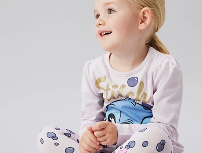 Pige iklædt Name It bluse lavender fog med Stitch motiv
