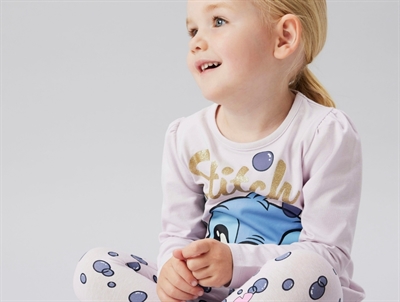 Pige iklædt Name It bluse i lilla nuance med Stitch motiv