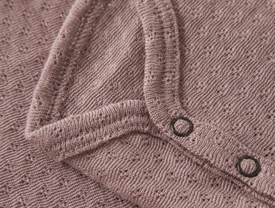 Lil\' Atelier body i merinould og silke med hulmønster