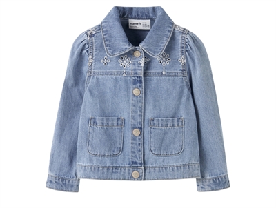 Name It denimjakke i lys blå nuance med broderi anglaise forfra