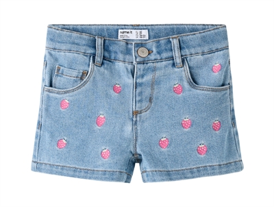 Name It shorts i lys blå denim med små broderede jordbær set forfra