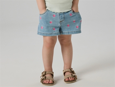 Name It shorts i lys blå denim med små broderede jordbær set på barn