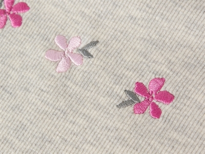 Detalje af Name It bluse med små broderede blomster