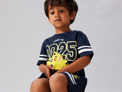 Dreng iklædt Name It Pokémon t-shirt navy med Pikachu print