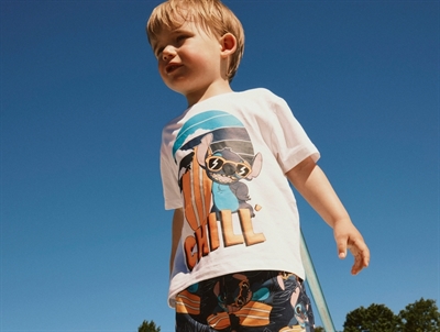 Dreng iklædt Name It Stitch t-shirt hvid med surf print