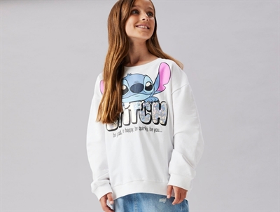 Pige iklædt Name It sweatshirt i hvid med Stitch print