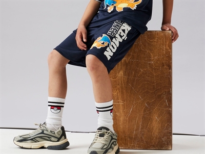 Name It shorts navy Pokémon print på model
