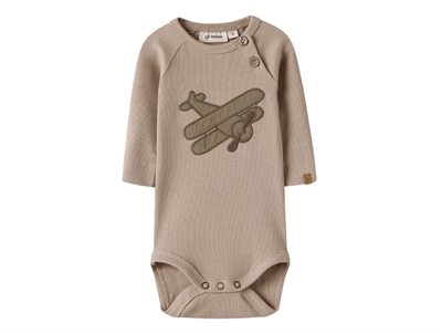 Lil\' Atelier body i beige nuance med fly print
