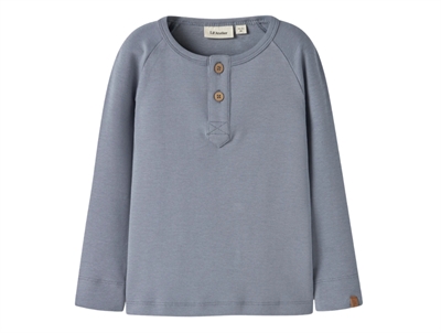 Lil' Atelier bluse i blå nuance med knapper