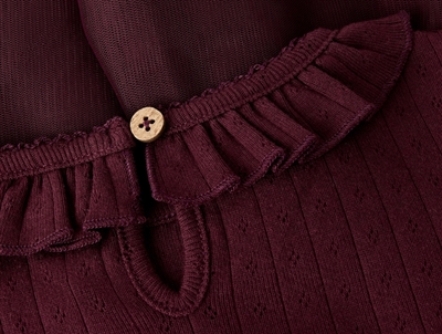 Lil\' Atelier kjole i lilla med flæsedetaljer tæt på