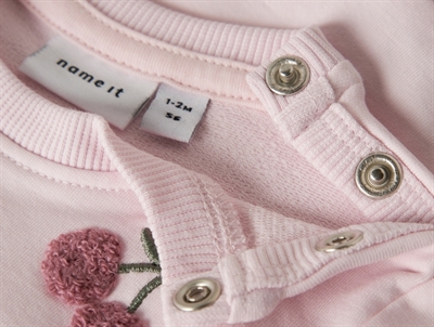 Name It sweatshirt i lyserød nuance med trykknapper ved skulder