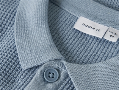 Name It børne striktrøje i strukturstrik med polo kraveName It børne striktrøje i strukturstrik med polo krave