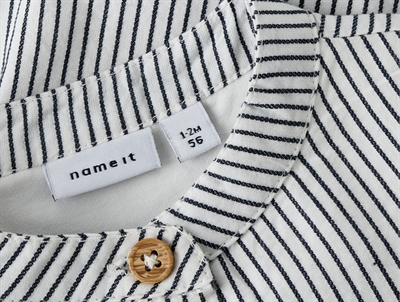 Name It skjortebody i råhvid nuance med navy striber detalje ved krave