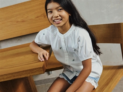 Name It skjorte i råhvid nuance med broderede blomster