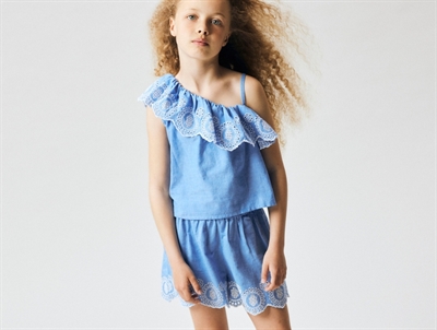 Name It shorts blå broderie anglaise på model