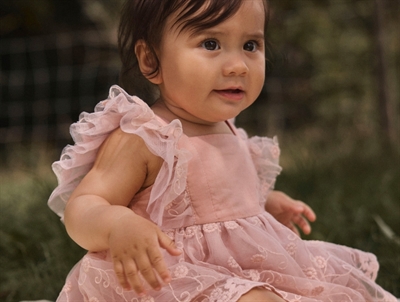 Lil' Atelier bodykjole i lyserod nuance med tylbroderi pa barn