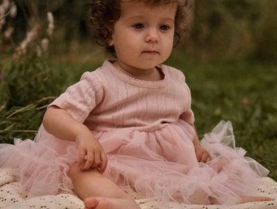 Lil' Atelier bodykjole i lyserod nuance med tylskoert set forfra