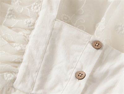 Lil\' Atelier kjole i rahvid nuance med tylbroderi detalje ved knapper