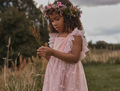 Lil' Atelier kjole i lyserod nuance med tylbroderi pa barn