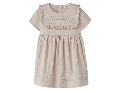 Lil\' Atelier kjole i graabeige nuance med broderi og flaeser set forfra