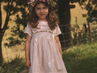 Lil' Atelier kjole i graabeige nuance med broderi og flaeser pa barn