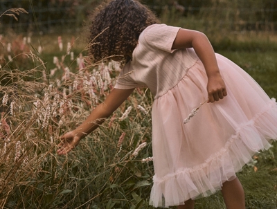 Lil' Atelier kjole i lyserod nuance med tylskoert set forfra