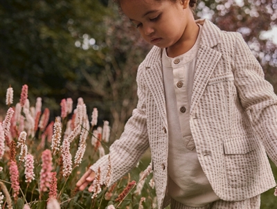 Lil' Atelier blazer i rahvid nuance med stribet struktur pa barn
