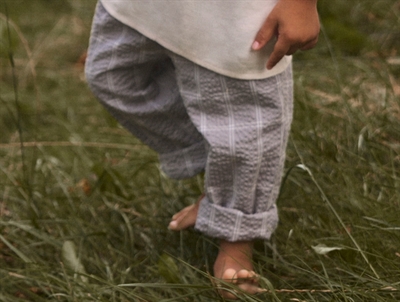 Lil\' Atelier bukser i gra nuance pa barn med struktur