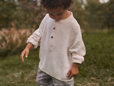 Lil' Atelier skjorte i rahvid nuance pa barn med lange aermer