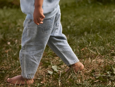 Lil' Atelier jeans i bla nuance pa barn med los pasform