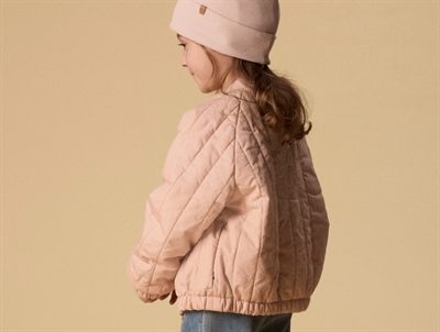 Pige iklædt Lil' Atelier bomberjakke i rosa med stort svanemotiv på ryggen