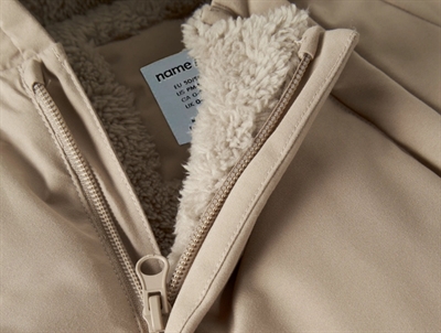Name It køredragt i beige nuance med hætte og teddyfor