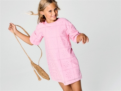 Name It kjole i pink drink med hulmønster set på model