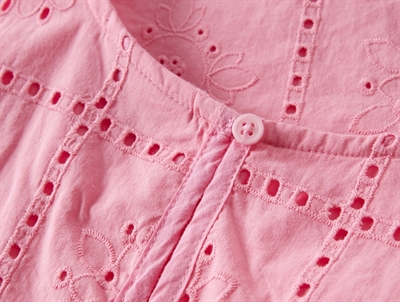 Name It top i pink drink med broderi anglaise detalje