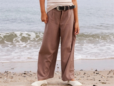 Name It bukser i brown lentil med brede ben set på model