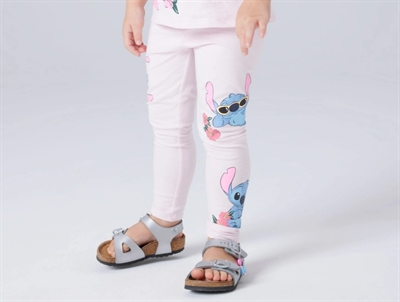 Pige iklædt Name It leggings i lyserød nuance med Stitch print