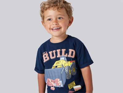 Dreng iklædt Name It t shirt i mørkeblå med Tonka gravemaskine print foran 