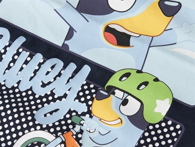 Name It t shirt i mørkeblå med Bluey motiv detalje