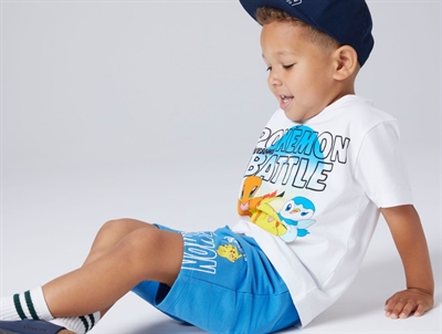 Dreng iklædt Name It t shirt i hvid med Pokémon print foran