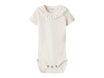 Lil Atelier body i råhvid nuance med flæser forfra