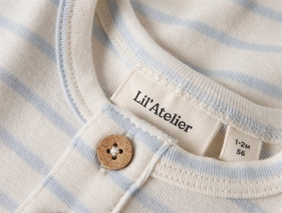 Lil Atelier heldragt i råhvid nuance med lyseblå striber detalje