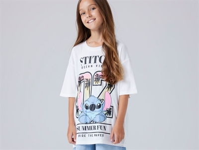 Name It t-shirt i bright white med Stitch print set på model